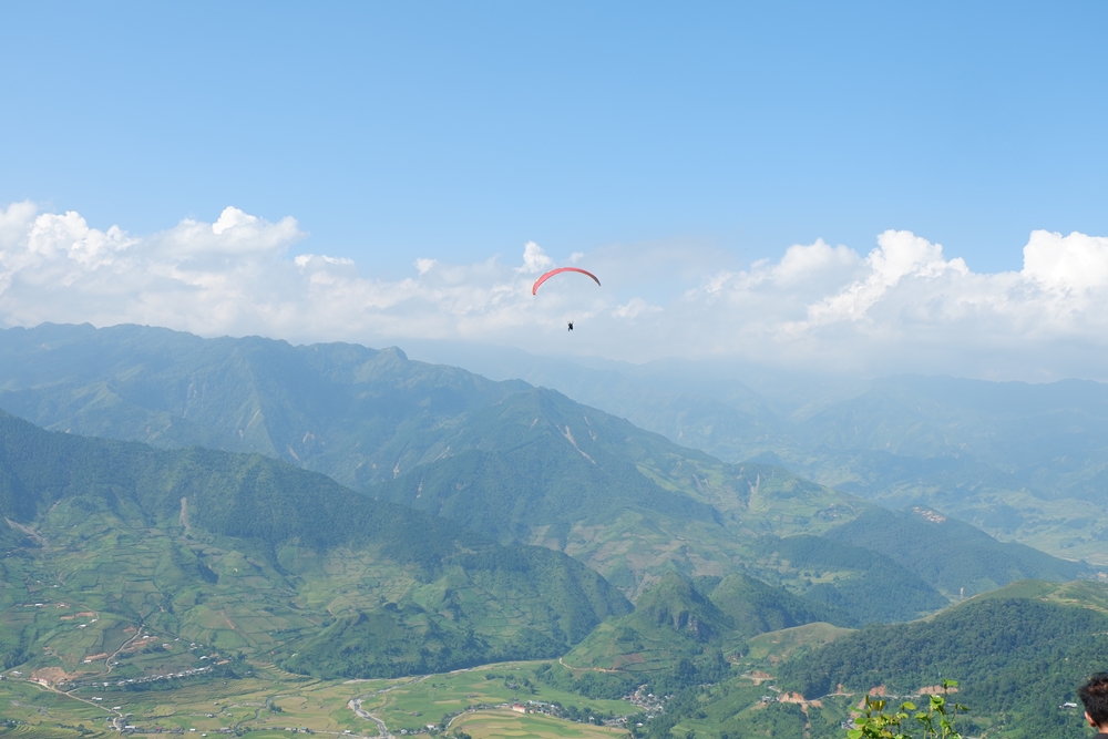 Dù lượn là cơ hội tuyệt vời để du khách chiêm ngưỡng cảnh sắc đẹp mê hồn của đèo Khau Phạ, của những thửa ruộng bậc thang vào mùa lúa chín khi nhìn từ trên cao.